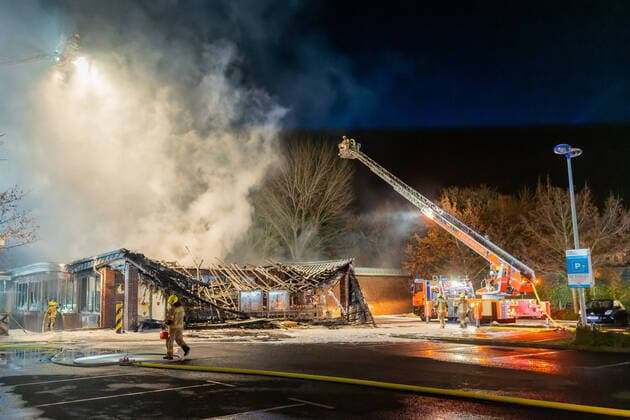 Bilder des Jahres, News 11 November News Themen der Woche KW48 News Bilder des Tages 29.11.2022,Berlin,GER, - Großbrand in einem Supermarkt im Berliner Stadtteil Friedrichshagen. .