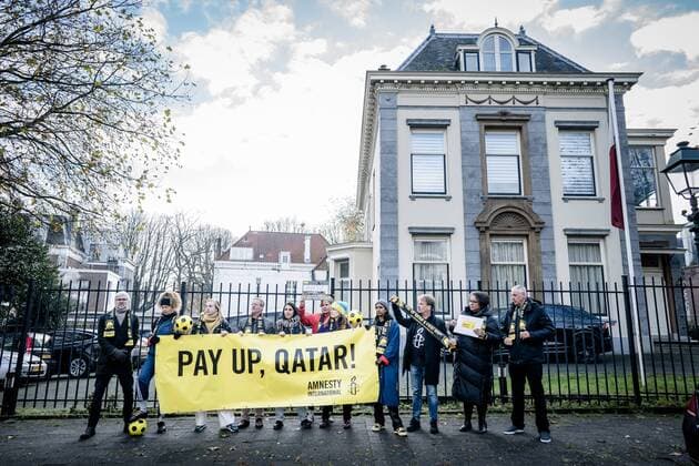 Bilder des Jahres, News 11 November News Bilder des Tages THE HAGUE - Members of Amnesty International prior to offering signatures to the embassy of Qatar. The human rights organization calls on Qatar and FIFA to compensate the affected migrant workers who made the World Cup possible. ANP BART MAAT netherlands out - belgium out