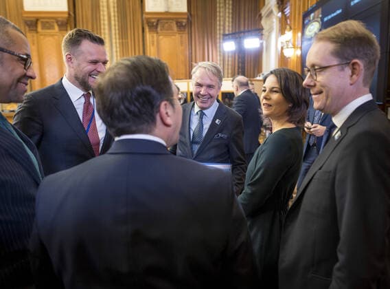 Bilder des Jahres, News 11 November News Bilder des Tages Annalena Baerbock (Buendnis 90 Die Gruenen), Bundesaussenministerin, leitet das Treffen der Auâˆöüenministerinnen und Auâˆöüenminister im Format G7+ am Rande des NATO Treffens in Bukarest. Hier unter anderem mit den Aussenministern von Gross Britannien (James Cleverly, L), Litauen (Gabrielius Landsbergis2.v.l.) und Finnland (Pekka Olavi Haavisto, 3.v.r.). Bukarest Romania Copyright: xThomasxKoehlerx