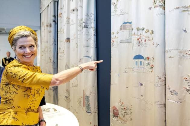 Bilder des Jahres 2022, Entertainment 11 November Entertainment Themen der Woche KW48 Entertainment Bilder des Tages TILBURG - Queen Maxima looks at the new curtains that are to be hung in the Chinese Hall of Paleis Huis ten Bosch during the opening of the exhibition Royal embroidery, stories and craftsmanship in the Tilburg Textile Museum. ANP ROBIN VAN LONKHUIJSEN netherlands out - belgium out