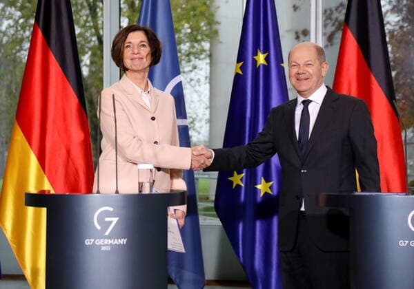 Prof. Jutta Allmendinger , Olaf Scholz, Bundeskanzler, Deutschland, Berlin, Bundeskanzleramt, Pressestatements des BK und Prof. Jutta Allmendinger anlässlich der Übergabe der Empfehlungen des Gender Equality Advisory Councils