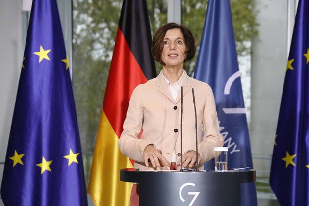 Prof. Jutta Allmendinger , Deutschland, Berlin, Bundeskanzleramt, Pressestatements des BK und Prof. Jutta Allmendinger anlässlich der Übergabe der Empfehlungen des Gender Equality Advisory Councils