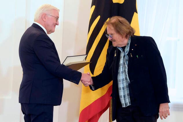Bilder des Jahres 2022, Entertainment 12 Dezember Entertainment Bilder des Tages Frank-Walter Steinmeier und Frank Zander bei der Verleihung des Verdienstkreuzes 1. Klasse des Verdienstordens der Bundesrepublik Deutschland an Frank Zander im Schloss Bellevue. Berlin, 05.12.2022