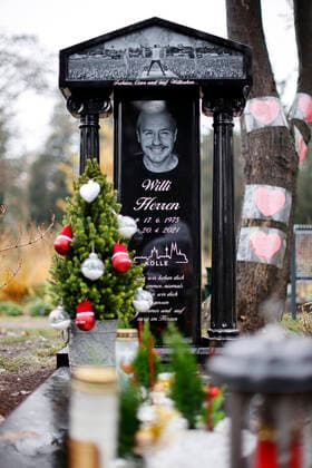 Bilder des Jahres 2022, Entertainment 12 Dezember Entertainment Bilder des Tages Das Grab von Willi Herren auf dem Melaten Friedhof in Köln hat nun einen Grabstein. Der Entertainer war im April 2021 völlig unerwartet verstorben. Köln, 06.12.2022 NRW Deutschland Copyright: xChristophxHardtx