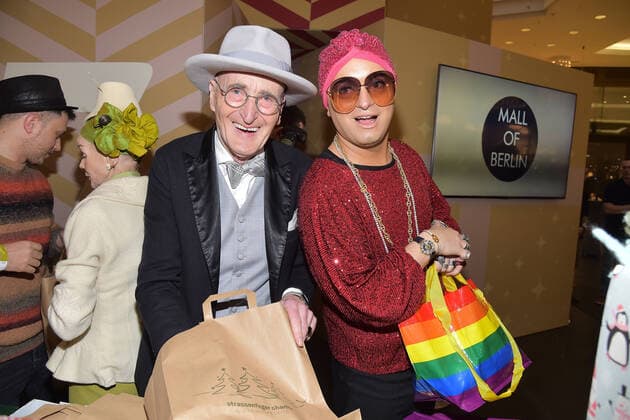 Bilder des Jahres 2022, Entertainment 12 Dezember Entertainment Themen der Woche KW49 Entertainment Bilder des Tages strassenfeger charity by Maximilian Seitz Günther Krabbenhöft. Julian.F.M. Stöckel Designer und Instagram Star Maximilian Seitz veranstaltet erneut mit viel prominenter Unterstützung strassenfeger charity by Maximilian Seitz in der Mall of Berlin in Berlin. Für den bekannten Verein werden 250 Geschenktüten für bedürftige Menschen in der Mall of Berlin gepackt in Berlin am 06.12.2022