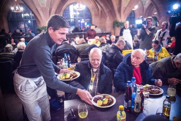 Bilder des Jahres 2022, Entertainment 12 Dezember Entertainment Themen der Woche KW49 Entertainment Bilder des Tages 07.12.2022 xesx Frankfurt am Main, Römerhalle Bernd-Reisig-Stiftung helfen helfen Zum 10. mal Weihnachtsgans-Essen für Obdachloe und hilfsbedürftige Menschen Serviert Cheftrainer Oliver Glaser Eintracht Frankfurt: Die Weihnachtsgans.