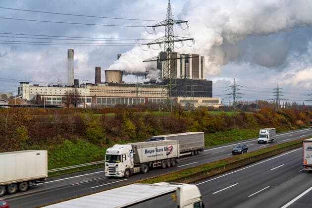 Das Braunkohle Kraftwerk Weisweiler der RWE Power AG in Eschweiler-Weisweiler, Grundlastkraftwerk, verfeuert Braunkohle aus dem Tagebau Inden, Autobahn A4, NRW, Deutschland, Braunkohlekraftwerk Weisweiler