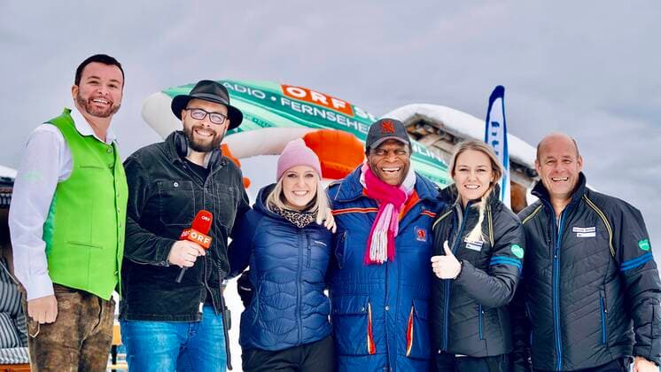 Bilder des Jahres 2022, Entertainment 12 Dezember Entertainment Themen der Woche KW49 Entertainment Bilder des Tages 09.12.2022; Haus im Ennstal, Hauser Kaibling, Schladming, Steiermark, Österreich, Europa Entertainer Legende Roberto Blanco zum Winter Ski Saison Start auf dem Hauser Kaibling mit Ehefrau Luzandra Blanco. Gut gelaunt präsentiert sich der Schlagerstar im Schnee. Wörtlich im Interview mit dem ORF: Als Kubaner bin ich im Schnee halt gut zu finden - spielt Blanco auf seine dunkle Hautfarbe an. Ein bisschen Spaß muss halt sein. Auf dem Foto: Hauser Kaibling Geschäftsführer Klaus Hofstätter