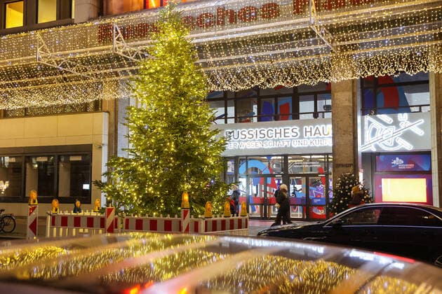 Russisches Haus der Wissenschaft und Kultur, Friedrichstraße DEU, Deutschland, Berlin: Weihnachtlich geschmückt ist das Russische Haus der Wissenschaft und Kultur in der Friedrichstraße im Bezirk Mitte. Berlin Berlin Deutschland