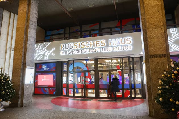Russisches Haus der Wissenschaft und Kultur, Friedrichstraße DEU, Deutschland, Berlin: Weihnachtlich geschmückt ist das Russische Haus der Wissenschaft und Kultur (r) in der Friedrichstraße im Bezirk Mitte. Berlin Berlin Deutschland