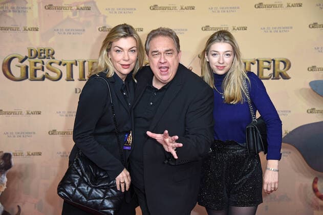 Bilder des Jahres 2022, Entertainment 12 Dezember Entertainment Bilder des Tages Oliver Kalkofe mit Ehefrau Connie Kalkofe und Tochter Celina Kalkofe auf dem Roten Teppich bei der Filmpremiere von DER GESTIEFELTE KATER - DER LETZTE WUNSCH im Kino in der Kulturbrauerei in Berlin am 11.12.2022
