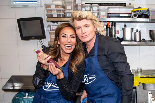 Bilder des Jahres 2022, Entertainment 12 Dezember Entertainment Themen der Woche KW50 Entertainment Bilder des Tages Sky Radio Christmas Charity Diner in Ron Gastrobar AMSTERDAM, 12-12-2022, Ron Gastrobar ~~Sky Radio s Christmas Charity Diner: een feestelijk diner waar verschillende goede doelen de gelegenheid krijgen om mensen die voor hen belangrijk zijn eens goed in het zonnetje te zetten! FOTO: Brunopress Patrick van Emst~~Op de foto: Patty Brard en Hans Klok Sky Radio Christmas Charity Diner in Ron Gastrobar Amsterdam Netherlands BP_39942043 Copyright: xBrunopress PatrickxvanxEmstx Brunopress PatrickxvanxEmstx