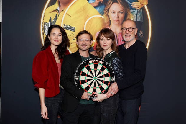 Bilder des Jahres 2022, Entertainment 12 Dezember Entertainment Themen der Woche KW50 Entertainment Bilder des Tages Premiere der zweiten Staffel von Die Wespe Katia Fellin, Florian Lukas, Lisa Wagner und Peter Lohmeyer auf dem roten Teppich bei der Premiere der zweiten Staffel von Die Wespe in der Astor Film Lounge in Berlin. Copyright: xEventpressxGolejewskix