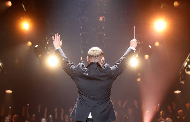 Bilder des Jahres 2022, Entertainment 12 Dezember Entertainment Themen der Woche KW50 Night of the Proms 2022 13.12.2022, Erfurt, Messehalle, Night of the Proms 2022 Das Antwerp Philharmonic Orchestra und der Chor Fine Fleur unter Leitung der Dirigentin Alexandra Arrieche begleiten die Stars im Bild: John Miles Jr. dirigiert das Orchester