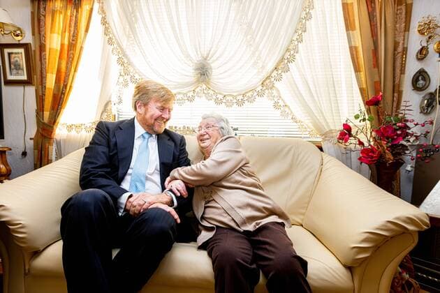 Bilder des Jahres 2022, Entertainment 12 Dezember Entertainment Themen der Woche KW50 Entertainment Bilder des Tages ZEIST - King Willem-Alexander is shown around the caravan camp Beukbergen in Huis ter Heide in the municipality of Zeist. This largest caravan camp in Europe has houses on the site in addition to caravans. The king visited the caravan center once before in 2017. ANP POOL PATRICK VAN KATWIJK netherlands out - belgium out