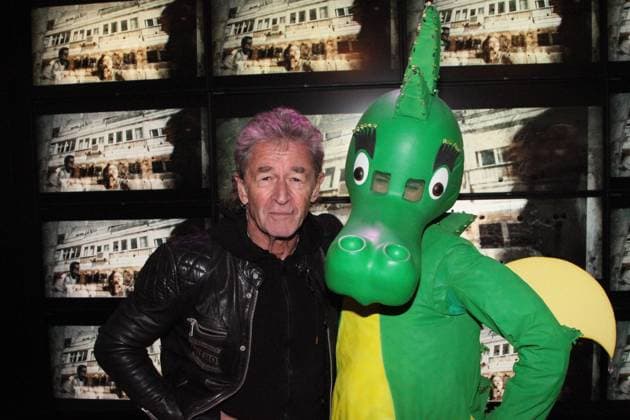 Bilder des Jahres 2022, Entertainment 12 Dezember Entertainment Themen der Woche KW50 Entertainment Bilder des Tages Hamburg Peter Maffay Peter Maffay mit dem kleinen Drachen Tabaluga bei einer Autogrammstunde bei Saturn Hamburg, 12.12.2022 Copyright: xEibner-Pressefotox EP_eer