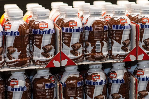 Deutschland 29. November 2022: Im Bild: In einem Kühlregal stehen Produkte der Sorte Müllermilch. Bei der Müllermilch mit schokigem Geschmackt handelt es sich um ein Produkt der Unternehmensgruppe Theo Müller. Landkreis Osnabrück Niedersachsen Copyright: xFotostandx xGelhotx