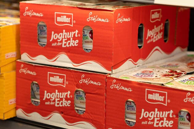 Deutschland 29. November 2022: Im Bild: In einem Kühlregal stehen Produkte der Sorte Müllermilch, hier der Joghurt mit der Ecke. Bei dem Joghurt handelt es sich um ein Produkt der Unternehmensgruppe Theo Müller. Landkreis Osnabrück Niedersachsen Copyright: xFotostandx xGelhotx