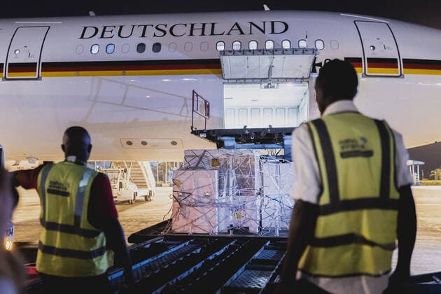 Bilder des Jahres 2022, News 12 Dezember News Themen der Woche KW50 Benin-Bronzen werden aus dem A340 der Flugbereitschaft entladen am Flughafen von Abuja, 18.12.2022. Die im 19. Jahrhundert erbeutete Kunst wird im Rahmen der Restitution an den Staat Nigeria uebergeben. Bei der Zeremonie werden auch Bundesaussenministerin Annalena Baerbock, Kulturstaatsministerin Claudia Roth sowie Museumsdirektorinnen und -direktoren anwesend sein. Abuja Nigeria Copyright: xFlorianxGaertnerx