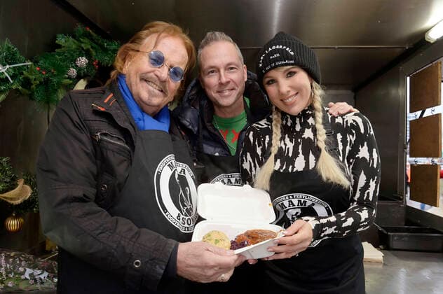Bilder des Jahres 2022, Entertainment 12 Dezember Entertainment Themen der Woche KW51 Entertainment Bilder des Tages Frank Zander, Annemarie Eilfeld und Mitch Keller verteilen Essen und Geschenke aus dem Food Truck an Obdachlose und Bedürftige am Ostbahnhof. Berlin, 20.12.2022