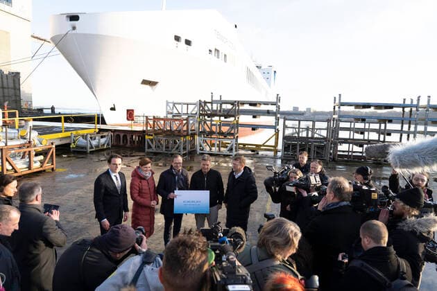 Bilder des Jahres 2022, News 12 Dezember News Themen der Woche KW51 News Bilder des Tages Übergabe von drei Förderbescheiden im Rahmen des Förderprogramms für den Bau von Betankungsschiffen für LNG und nachhaltige erneuerbare Kraftstoffalternativen in der Schifffahrt durch Bundeswirtschaftsminister Robert Habeck bei der Flensburger Schiffbau-Gesellschaft - bei einem Pressestatement vor dem Schiff Tennor Ocean;Übergabe von drei Förderbescheiden im Rahmen des Förderprogramms für den Bau von Betankungsschiffen für LNG und nachhaltige erneuerbare Kraftstoffalternativen in der Schifffahrt durch Bundeswirtschaftsminister Robert Habeck bei der Flensburger Schiff, Flensburg Schleswig-Holstein Deutschland Flensburger Schiffbau-Gesellscha