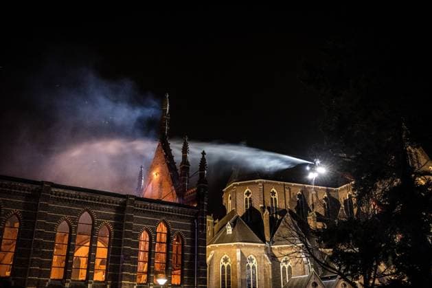 Bilder des Jahres 2023, News 01 Januar News Themen der Woche KW52 News Bilder des Tages VEGHEL - Fire brigade at a large fire in the Sint-Lambertus Church. The cause of the fire is not yet known. ANP ROB ENGELAAR netherlands out - belgium out