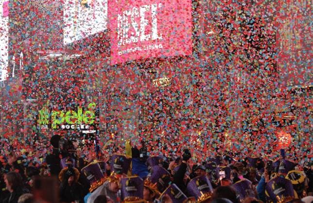 Bilder des Jahres 2023, Entertainment 01 Januar Entertainment Themen der Woche KW52 Entertainment Bilder des Tages Times Square Ball Drop On New Year™s Eve amid rainfall. December 31, 2022, New York, USA: This 2022-2023 New Year™s Eve Ball Drop at Times Square brought in a little rainfall which doesn™t deter the presence of many who came in early to get the best spot to view the musical presentations of New Edition, J Hope, Jax, Ava Max, Jvke, Danielle, Chelsea Cutler, Chesca, Duran Duran and of course the Ball drop at midnight. The Mayor of New York City Eric Adams, was also present at the celebration. There are long lines of people trying to get in on Times Square and some people are covered with their ponchos, some with umbrellas and some sleeping ahead of everything. There is a very well organized and tight security provided by the NYPD . Time Copyright: xNiyixFotex