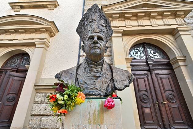 Bilder des Jahres 2023, News 01 Januar News Themen der Woche KW52 News Bilder des Tages Der emeritierte Papst Benedikt XVI. ist verstorben. Büste von Joseph Ratzinger als Papst Benedikt XVI. vor der Primizkirche Sankt Oswald in seiner oberbayerischen Vaterstadt Traunstein, mit Blumen und Kerzen nach der Bekanntgabe seines Todes . Die Büste stammt von dem Surberger Künstler Johann Brunner. Traunstein Bayern Deutschland Copyright: xRolfxPossx