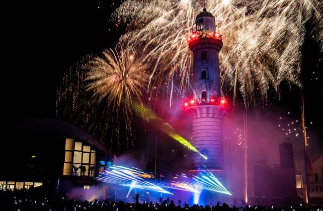 Bilder des Jahres 2023, News 01 Januar News Themen der Woche KW52 News Bilder des Tages 01.01.2023, GER, Neujahr, Warnemünder Turmleuchten Feuerwerk auf der Warnemünde Promenade Warnemünde Promenade Deutschland Mecklenburg-Vorpommern