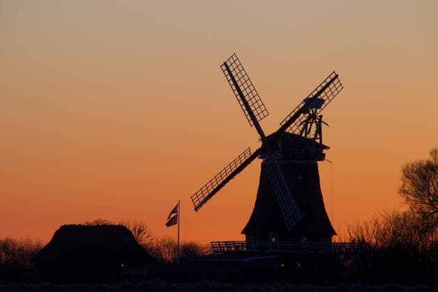 Traditionelle Windmühle bei Sonnenuntergang, Oldsum, Föhr, Nordfriesland, Schleswig-Holstein, Deutschland, Europa