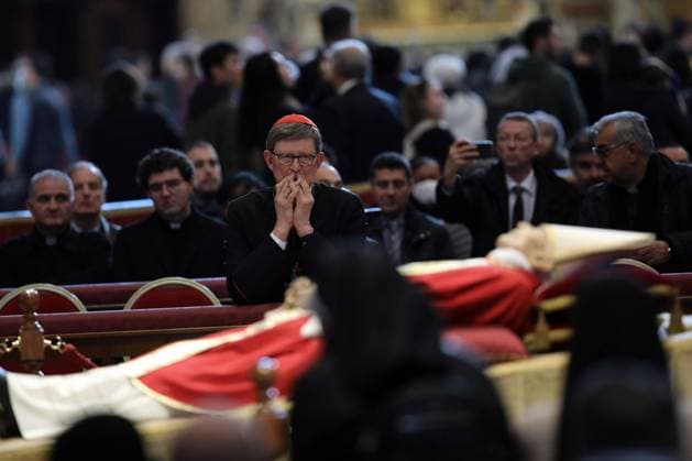 Bilder des Jahres 2023, Entertainment 01 Januar Entertainment Themen der Woche KW01 News Bilder des Tages Papst Benedikt XVI. gestorben - Rainer Maria Kardinal Woelki nimmt Abschied ROME, Italy - 04.02.2023: Fourth and last day of exposure of the body of Pope Benedict XVI, Joseph Ratzinger at St. Peter s Basilica in the Vatican in Rome.