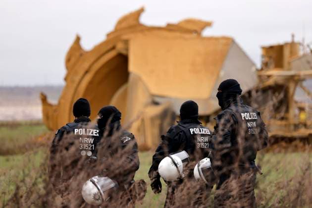 Bilder des Jahres 2023, News 01 Januar News Themen der Woche KW01 Die Vorbereitungen zur Räumung des Dorfes Lützerath laufen auf Hochtouren. Die Polizei bewacht einen Schaufelradbagger, der sich immer weiter an das Protestcamp herangräbt. Der Ort Lützerath soll zur Kohlegewinnung des Konzerns RWE abgebaggert werden. In den leerstehenden Häusern, haben sich Aktivisten verschanzt, die um den Ort kämpfen wollen. Im Bild Polizisten vor einem Braunkohlebagger. Lützerath, 04.01.2023 NRW Deutschland Copyright: xChristophxHardtx