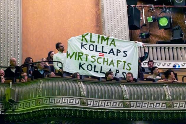 Bilder des Jahres 2023, News 01 Januar News Themen der Woche KW01 News Bilder des Tages Klimaschützer stören die Veranstaltung während der Rede von Christian Lindner. Auf Transparenten teilen sie mit: Klima Kollaps gleich Wirtschaftgs Kollaps, Dreikönigstreffen 2023 der FDP in Stuttgart. 06.01.2023: Stuttgart, Baden-Württemberg, Deutschland.