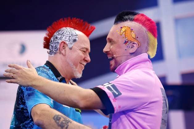 Bilder des Jahres 2023, Entertainment 01 Januar Entertainment Themen der Woche KW01 Entertainment Bilder des Tages Dart-Profi Peter Wright Snakebite und Moderator Oliver Pocher Tiny Bull bei der Promi-Darts-WM 2023 im Maritim Hotel. Düsseldorf, 07.01.2023 NRW Deutschland Copyright: xChristophxHardtx