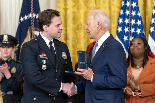 January 6, 2023, Washington, DC, United States of America: U.S President Joe Biden awards the Presidential Citizens Medal to Metropolitan Police Department Officer Daniel Hodges, left, for his role defending the Capitol during a ceremony at the East Room of the White House, January 6, 2023 in Washington, D.C. The ceremony marked the two-year anniversary of the January 6th insurrection. Washington United States of America - ZUMAp138 20230106_zaa_p138_015 Copyright: xAdamxSchultz WhitexHousex