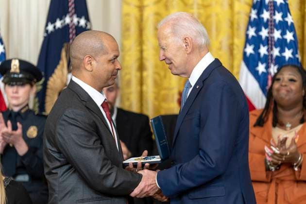 January 6, 2023, Washington, DC, United States of America: U.S President Joe Biden awards the Presidential Citizens Medal to Capitol Police Sergeant Aquilino A. Gonell, left, for his role defending the Capitol during a ceremony at the East Room of the White House, January 6, 2023 in Washington, D.C. The ceremony marked the two-year anniversary of the January 6th insurrection. Washington United States of America - ZUMAp138 20230106_zaa_p138_022 Copyright: xAdamxSchultz WhitexHousex