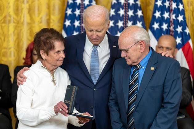 January 6, 2023, Washington, DC, United States of America: U.S President Joe Biden awards the Presidential Citizens Medal to the parents of Capitol Police Officer Brian D. Sicknick, who died defending the Capitol during a ceremony at the East Room of the White House, January 6, 2023 in Washington, D.C. The ceremony marked the two-year anniversary of the January 6th insurrection. Washington United States of America - ZUMAp138 20230106_zaa_p138_026 Copyright: xAdamxSchultz WhitexHousex