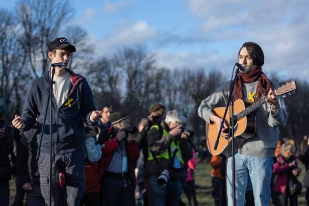 Bilder des Jahres 2023, Entertainment 01 Januar Entertainment Themen der Woche KW01 Entertainment Bilder des Tages Lützerath – Proteste von Klimaaktivisten gegen Kohleabbau Henning May und Christopher Annen von der Band AnnenMayKantereit spielen ein kurzes Konzert in Lützerath. Erkelenz Lützerath NRW Deutschland Copyright: xBEAUTIFULxSPORTS Derixx