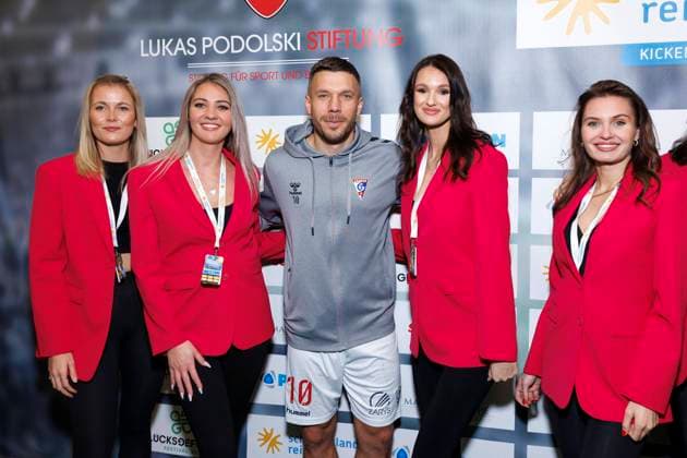 Bilder des Jahres 2023, Entertainment 01 Januar Entertainment Themen der Woche KW01 Entertainment Bilder des Tages Fußball Lukas Podolski mit Models beim schauinsland reisen Cup 2023 in der Schwalbe-Arena. Gummersbach, 08.01.2023 NRW Deutschland Copyright: xChristophxHardtx