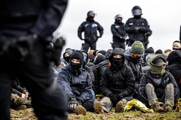 Bilder des Jahres 2023, News 01 Januar News Themen der Woche KW02 News Bilder des Tages LÜTZERATH - German police arrest activists in the occupied village of Lutzerath. Demonstrators have occupied the village because of the expansion of the neighboring lignite mine of energy giant RWE. The police think they will be busy for days and expect a lot of resistance. ANP Hollandse Hoogte Rob Engelaar netherlands out - belgium out