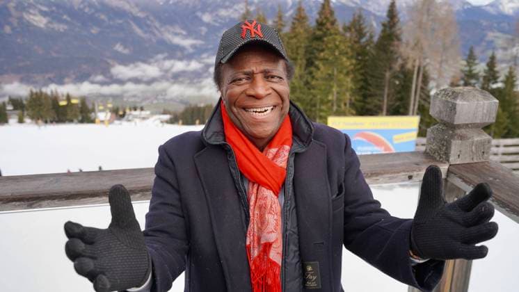 Bilder des Jahres 2023, Entertainment 01 Januar Entertainment Themen der Woche KW02 Entertainment Bilder des Tages 11.01.2023; Haus im Ennstal, Schladming, Steiermark, Österreich, Europa Fotoshooting und Besuch von Entertainer Legende Roberto Blanco im Schnee auf dem Hauser Kaibling. Auch wenn der 85. jähreige Kubaner Roberto Blanco selbst nie Ski gefahren ist, bezeichnet er sich selbst als Weltmeister im Apres Ski. Beim Konzert Event Karl Königs Gipfeltreffen am 01. und 02. April am Kreischberg wird der Promi gemeinsam mit der Musik Gruppe VoXXclub und anderen Künstlern bald im Schneeparadies Steiermark auftreten.