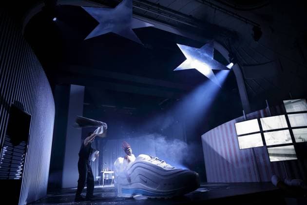 Bilder des Jahres 2023, Entertainment 01 Januar Entertainment Themen der Woche KW02 Till Wonka und Falilou Seck, v.l., während der Fotoprobe für das Stück Amerika im Maxim Gorki Theater Berlin, 12. Januar 2023. Von Franz Kafka. Regie Sebastian Baumgarten. Bühne Barbara Steiner. Kostüme Christina Schmitt. Premiere ist am 14. Janaur 2023. Maxim Gorki Theater Berlin Amerika