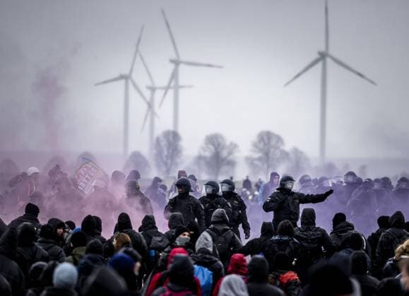 Bilder des Jahres 2023, News 01 Januar News Themen der Woche KW02 News Bilder des Tages KEYENBERG - Climate activists confront the police during a demonstration in solidarity with the occupiers of Lutzerath. The lignite village close to Roermond has been occupied for two years by climate activists who believe that lignite extraction contributes to global warming. ANP REMKO DE WAAL netherlands out - belgium out