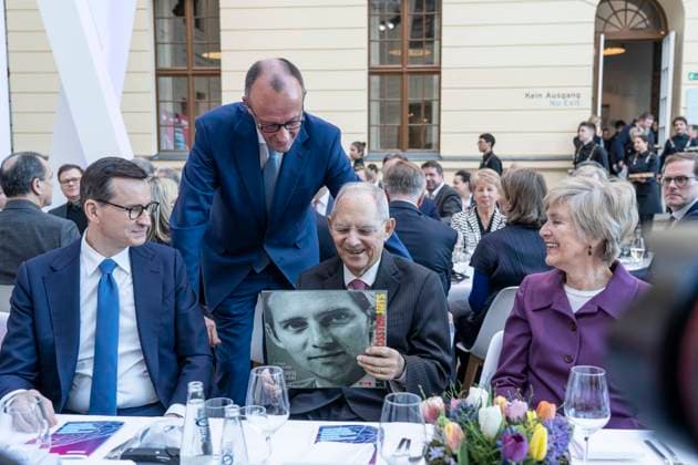 Bilder des Jahres 2023, News 01 Januar News Themen der Woche KW03 Festakt Wolfgang Schäuble 50 Jahre im Deutschen Bundestag - Friedrich Merz übergibt an Wolfgang Schäuble eine gepresste Schallplatte mit einer dessen ersten Bundestagsreden aus den frühen 1970er Jahren mit Mateusz Morawiecki, Ministerpräsident Polen (links) und Friede Springer, Unternehmerin (rechts);Festakt Wolfgang Schäuble 50 Jahre im Deutschen Bundestag - Friedrich Merz übergibt an Wolfgang Schäuble eine gepresste Schallplatte mit einer dessen ersten Bundestagsreden aus den frühen 1970er Jahren mit Mateusz Morawiecki, Ministerpräsiden, Berlin Berlin Deutschland Jüdisches Museum