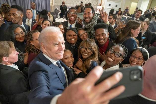 January 16, 2023, Washington, DC, United States of America: U.S President Joe Biden, takes a selfie with attendees during the National Action Network annual Martin Luther King Day breakfast at the Mayflower Hotel, January 16, 2023 in Washington, D.C. Washington United States of America - ZUMAp138 20230116_zaa_p138_003 Copyright: xAdamxSchultz WhitexHousex