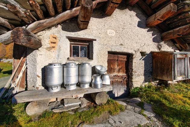 Hut von Kuhbauern mit Milchbehältern