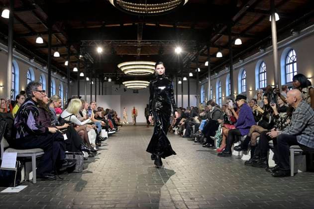 Bilder des Jahres 2023, Entertainment 01 Januar Entertainment Themen der Woche KW03 Entertainment Bilder des Tages Model bei der Marcel Ostertag Fashion Show auf der Berlin Fashion Week Autumn Winter 2023 in den Bolle Festsälen. Berlin, 17.01.2023