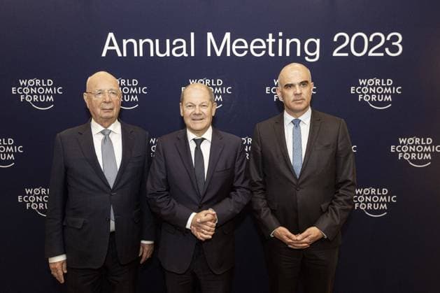 Bilder des Jahres 2023, News 01 Januar News Themen der Woche KW03 News Bilder des Tages Weltwirtschaftsforum in Davos - Olaf Scholz trifft Klaus Schwab und Alain Berset ( L to R) Klaus Schwab, executive chairman of the World Economic Forum (WEF), Olaf Scholz, Germany s chancellor, center, and Alain Berset, Switzerland s president, on day two of the World Economic Forum (WEF) in Davos, Switzerland, on Wednesday, Jan. 18, 2023. SWZ2023011808 WorldxEconomicxForum xMattiasxNu