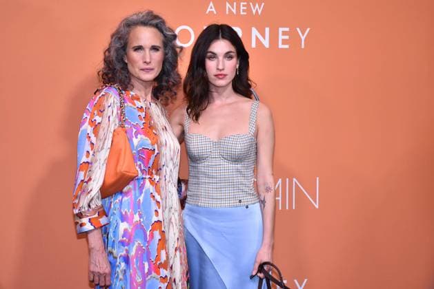 Bilder des Jahres 2023, Entertainment 01 Januar Entertainment Themen der Woche KW03 Entertainment Bilder des Tages Andie MacDowell und ihre Tochter Rainey Qualley bei der Marc Cain Show am 18.01.2023 im Rahmen Fashion Week in Berlin Fashionweek Berlin 2023 - Marc Cain Show