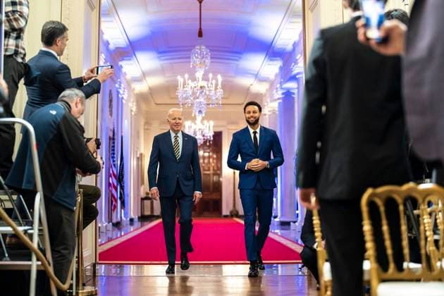 January 17, 2023, Washington, DC, United States of America: U.S President Joe Biden, walks with Golden State Warriors guard Stephen Curry, right, as the arrive for a celebration of the Warriors 2022 NBA championship at the East Room of the White House, January 17, 2023 in Washington, D.C. Washington United States of America - ZUMAp138 20230117_zaa_p138_017 Copyright: xCameronxSmith WhitexHousex